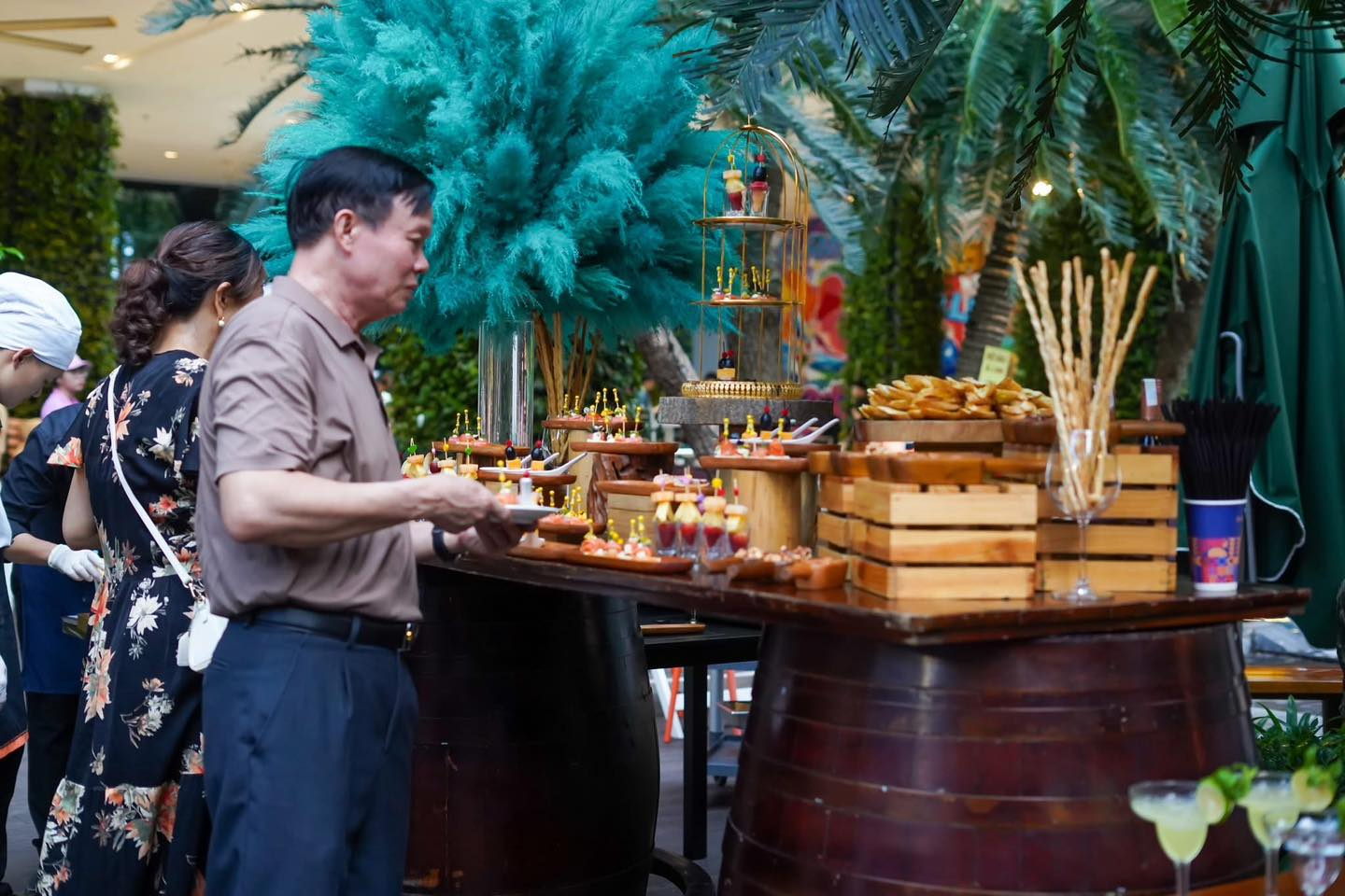 Khách du lịch đến Flamingo Đại Lải có thể ăn uống 